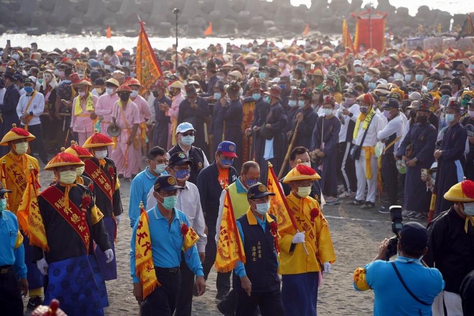 ▲屏東東港東隆宮「辛丑正科迎王平安祭典」今（24日）登場，廟方遵循古禮在鎮海公園進行請王駕「請水」儀式。（圖／屏東縣政府提供, 2021.10.24）