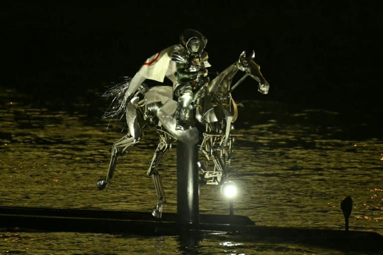 Un caballo mecánico al galope por el sena, protagonista de la apertura de París-2024 el 26 de julio de 2024 (Natalia KOLESNIKOVA)