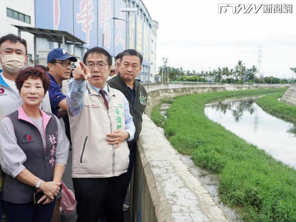 台南市長黃偉哲（左四）至仁德視察三爺溪防颱整備工作。（圖／黃偉哲臉書）