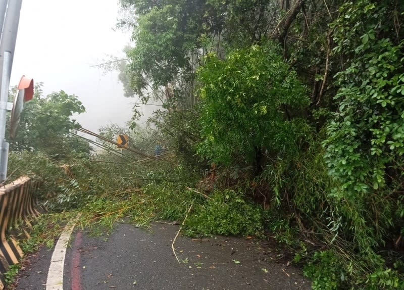 大雨釀災 南橫梅山口路段邊坡坍方雙向道路阻斷 高雄市桃源區南橫公路梅山口路段因大雨造成邊坡坍 方，雙向道路阻斷無法通行；交通部公路局南區養護 工程分局甲仙工務段搶修廠商現場清除落石中，預計 3日上午10時清理完成。 （甲仙工務段提供） 中央社記者張已亷傳真  113年6月3日 