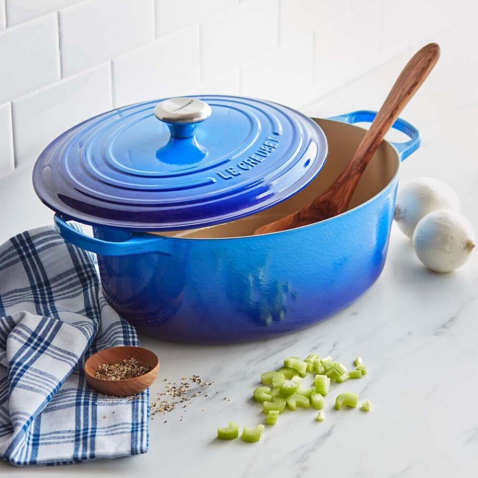 le creuset signature oval dutch oven