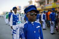 Participantes en el desfle de Carnaval de Les Cayes, durante una pausa en el recorrido, en Haití, el 27 de febrero de 2017. Fiestas con ron, disfraces creativos y música para bailar acompañaron las festividades del Carnaval durante tres días en esta ciudad del sur de Haití que no termina de recuperarse de los estragos causados por el huracán Matthew el año pasado. (AP Foto/Dieu Nalio Chery)