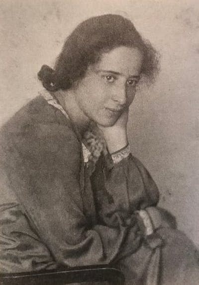 Fotografía de Hannah Arendt en 1924, cuando tenía 18 años. <a href="https://commons.wikimedia.org/wiki/File:Hannah_Arendt_1924.jpg" rel="nofollow noopener" target="_blank" data-ylk="slk:Yale University Press/Wikimedia Commons;elm:context_link;itc:0;sec:content-canvas" class="link ">Yale University Press/Wikimedia Commons</a>