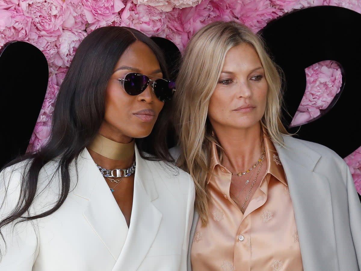 Las modelos Naomi Campbell (izq.) y Kate Moss asisten al desfile de Dior Hombre Primavera/Verano 2019 el 23 de junio de 2018 (AFP via Getty Images)