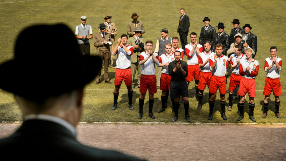 Die Geschichte des FC Bayern beginnt nicht erst mit Beckenbauer, Hoeneß und Co. Von den Anfangsjahren bis zur Mitte des letzten Jahrhunderts bestimmte ein Mann das Geschehen des FCB, der heute fast vollkommen in Vergessenheit geraten ist: Kurt Landauer. Erst seit wenigen Jahren halten engagierte Fans das Gedenken an den jüdischen Ex-Präsidenten des Klubs hoch. Jetzt zeigt das Erste dazu einen dokumentarischen Spielfilm.