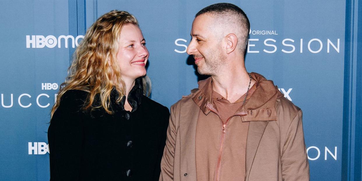 emma wall and jeremy strong at the season 4 premiere of 