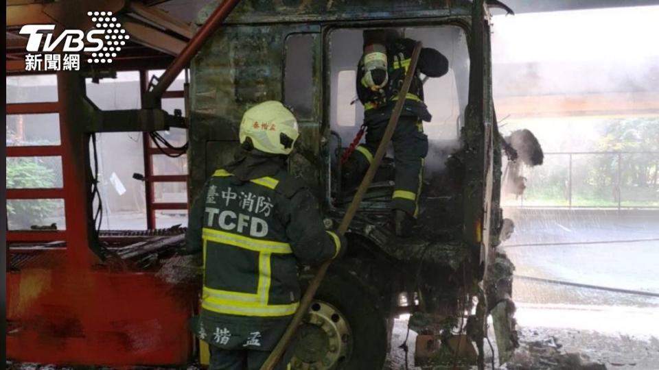 大型托運車因不明原因起火，車頭全毀。（圖／消防提供）