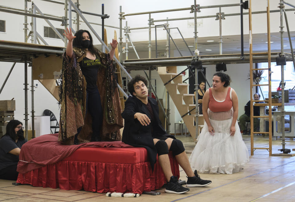 Los actores Maria Christina-Oliveras, Joel Perez y Desireé Rodriguez, de izquierda a derecha, durante un ensayo de la comedia musical "Kiss My Aztec!" en Hartford, Connecticut, el 12 de mayo de 2022. El espectáculo, escrito por John Leguizamo y el director Tony Taccone, se presentará del 1 al 26 de junio en el teatro Hartford Stage. (Alan Arias vía AP)