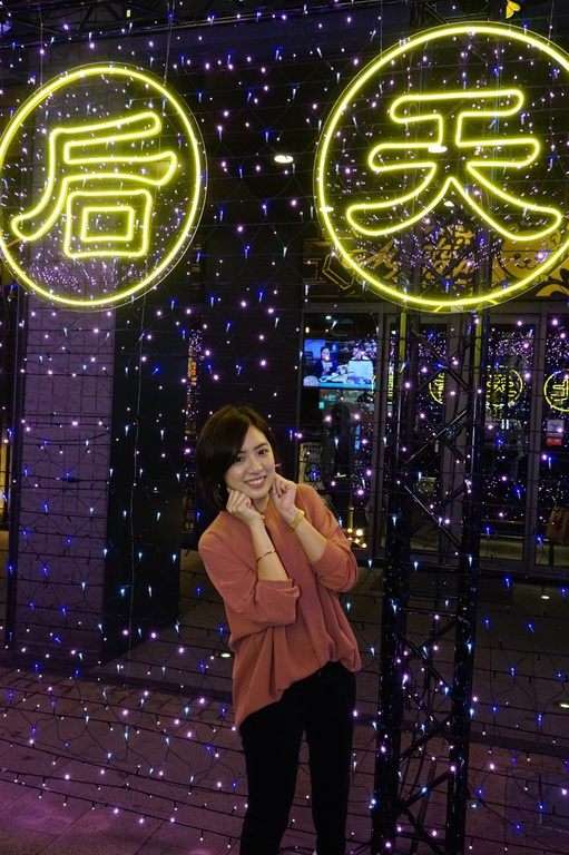 20190221-「學姊」黃瀞瑩示範如何拍出可愛有趣的網美照片，拍照地點后來的幸福。（取自台北市政府網站）