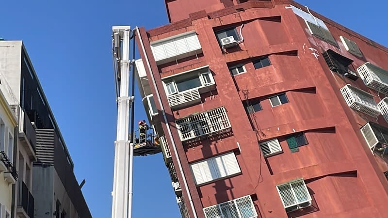 花蓮3日上午發生發生芮氏規模7.2地震，位於中山路重慶路口的一棟房屋傾斜，國人尚有550萬房屋沒保地震險。資料照片：中央社