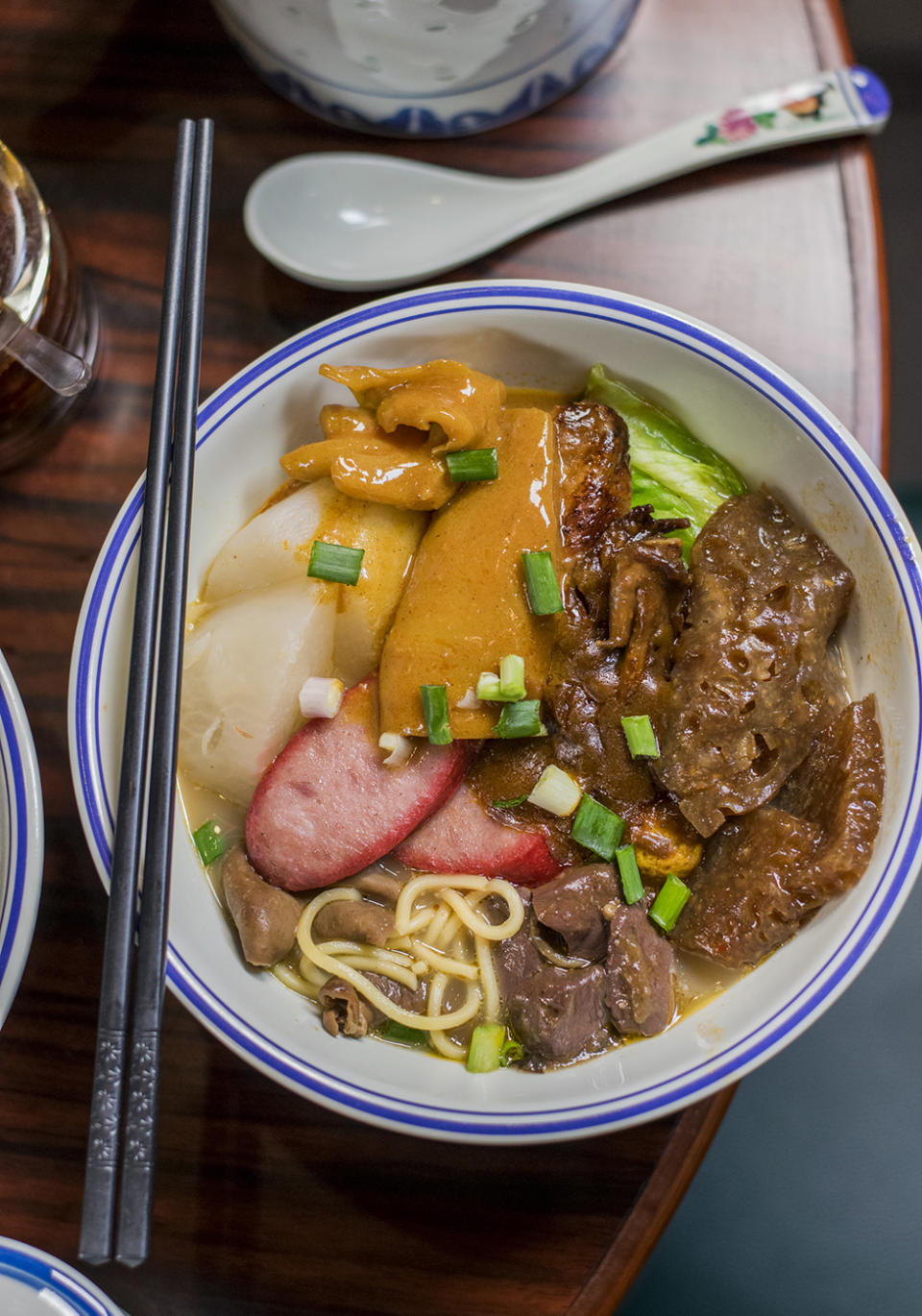 元朗美食︱元朗老馮茶居開同名車仔麵店！$45三餸麵 配料竟有古法柚皮麻辣羊腩