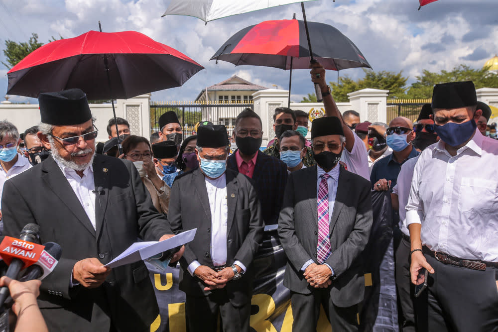 Parti Amanah Negara communications director Khalid Samad (left), Amanah president Mohamad Sabu (2nd left) together with former prime minister, Tun Dr Mahathir Mohamad at the gates of Istana Negara, April 20, 2021. — Picture by Hari Anggara