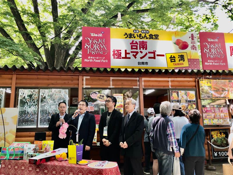 台南市長黃偉哲在北海道大通公園索朗祭會場的「台南物產」專區舉辦「台南芒果推廣記者會」上熱力行銷台南