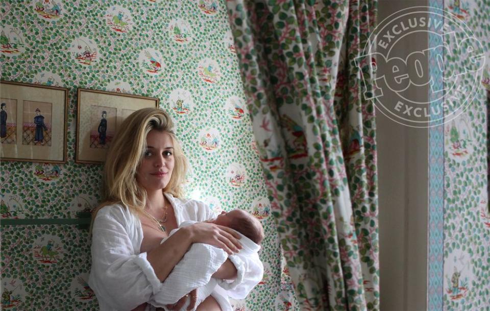 Daphne Oz Shares Photos of 4-Week-Old Daughter