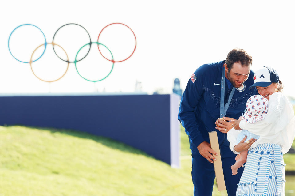 Scottie Scheffler merayakan medali emas Olimpiade bersama istrinya Meredith Scheffler dan putra mereka, Bennett Scheffler.(Kevin C. Cox/Getty Images)