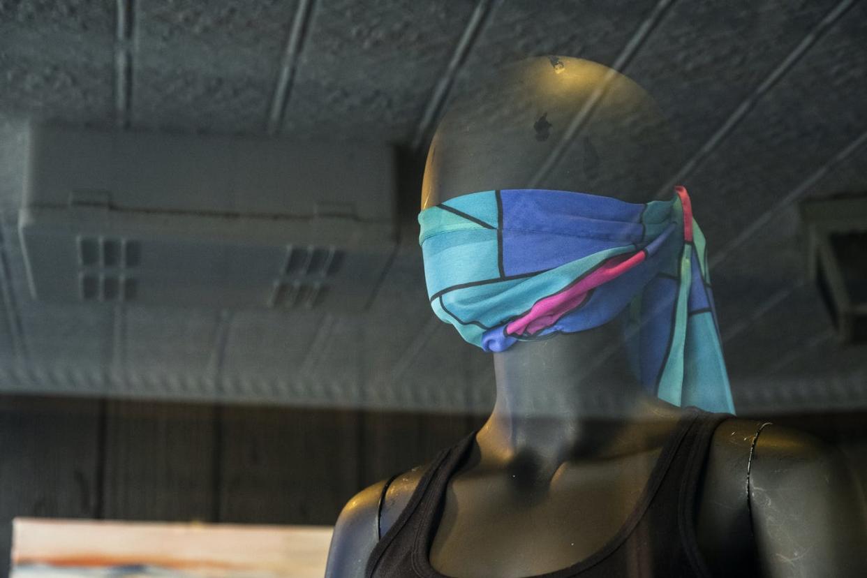 <span class="caption">Mascarillas: intersección de la salud y la moda.</span> <span class="attribution"><a class="link " href="https://www.gettyimages.com/detail/news-photo/mannequin-in-a-store-window-wears-a-fashionable-scarf-as-a-news-photo/1221000572?adppopup=true" rel="nofollow noopener" target="_blank" data-ylk="slk:Ira L. Black/Corbis via Getty Images;elm:context_link;itc:0;sec:content-canvas">Ira L. Black/Corbis via Getty Images</a></span>