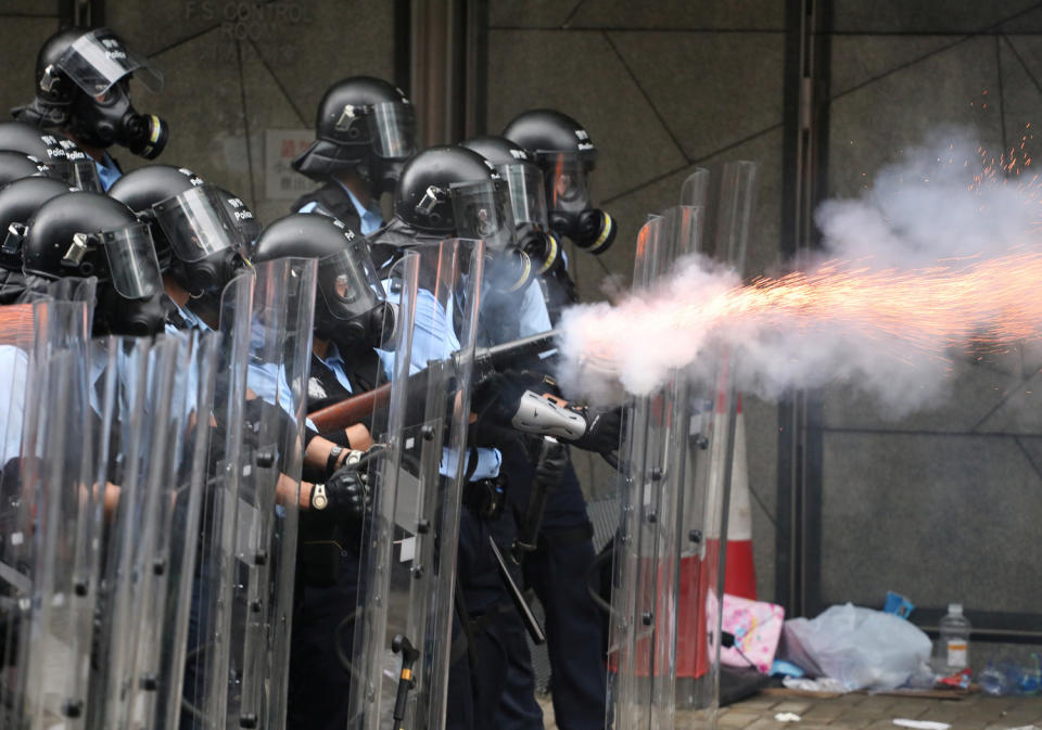 港警舉真槍指向民眾。   圖：達志影像/路透社 (資料照片)