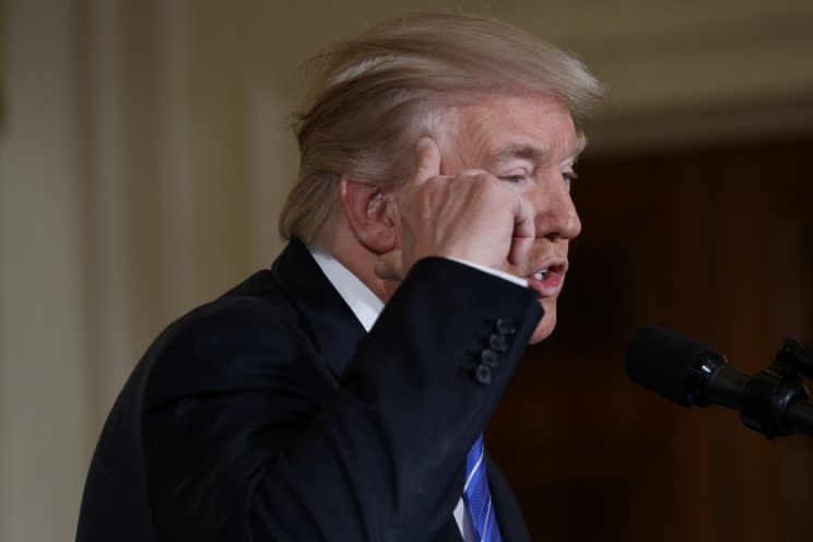 Das Weiße Haus stellte klar, dass Donald Trump jede Form von Gewalt ablehnt. (Bild: AP Photo)