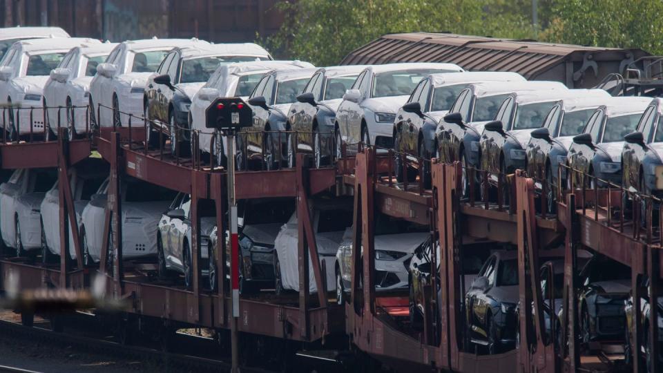 Neuwagen stehen auf einem Güterzug am Güterbahnhof in Seelze (Niedersachsen). Im Januar wurden rund 31 Prozent weniger Autos zugelassen als noch im Vorjahresmonat.