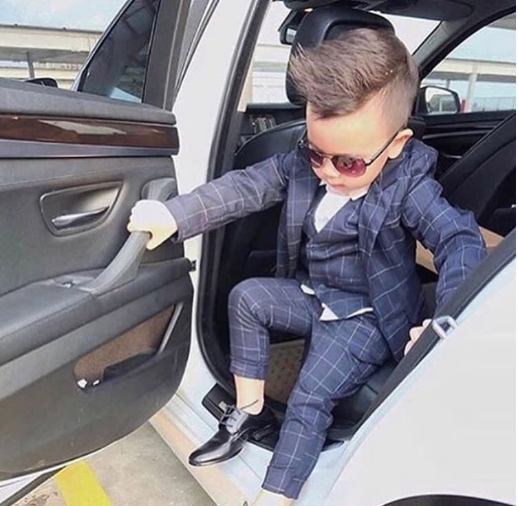 <p>Frisur, Sonnenbrille, Anzug, Lackschuhe – Style hat dieser kleine Mann auf jeden Fall. Aber ob das noch kindgerecht ist? (Bild: Instagram/moneyleads) </p>