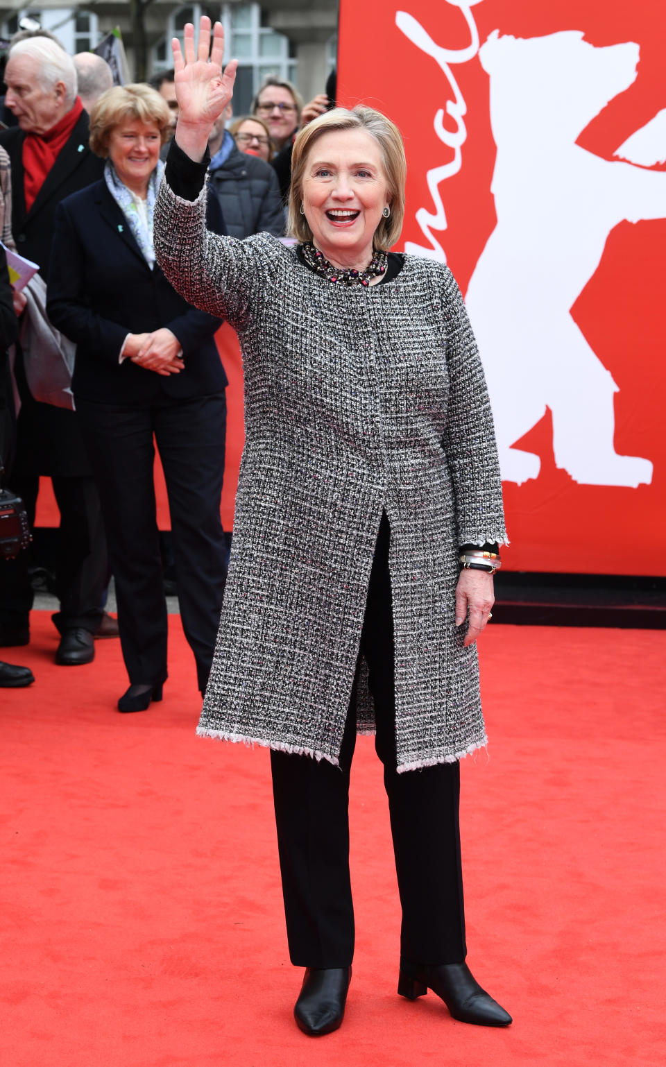Ein Gast, den man auf der Berlinale nicht alle Tage sieht: Hillary Clinton, die zum Screening von "Hillary" in einem Outfit kam, das alles andere als kleinkariert war. (Bild: Paul Treadway/Barcroft Media via Getty Images)