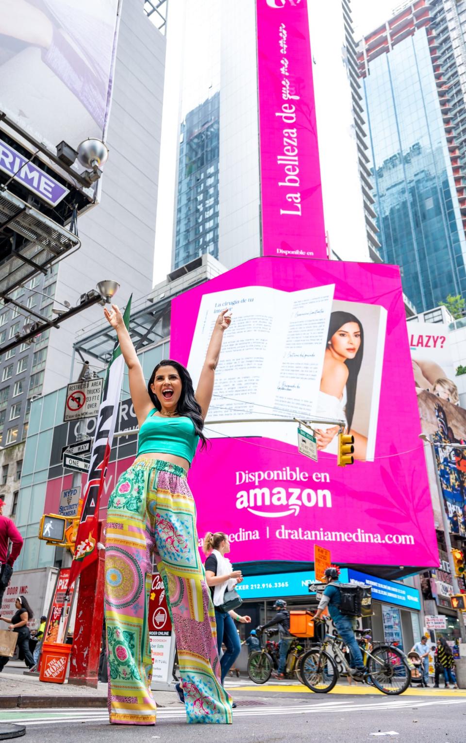 <p>De vuelta a Nueva York encontramos a la doctora <strong>Tania</strong> <strong>Medina</strong> celebrando el lanzamiento de su libro <em>La belleza de amarme</em> en Times Square.</p>