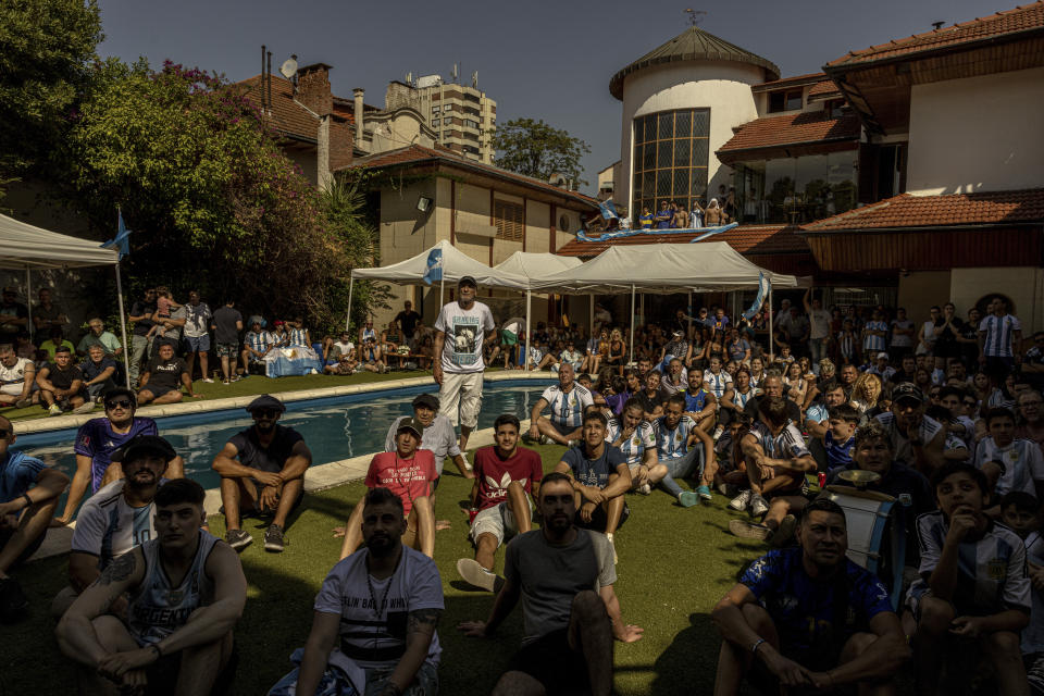 Fanáticos del fútbol argentino se reúnen en el patio trasero de la antigua casa de Diego Maradona durante una fiesta para ver un partido del Mundial en Buenos Aires, Argentina, el 13 de diciembre de 2022.  (Sarah Pabst/The New York Times)
