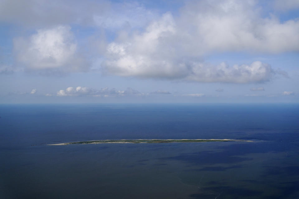 Isla Raccoon del Golfo de México, una barrera natural que contiene un poco las mareas, en la que se reproduce el icónico pelícano marrón. Foto del 17 de mayo del 2022. (AP Photo/Gerald Herbert)