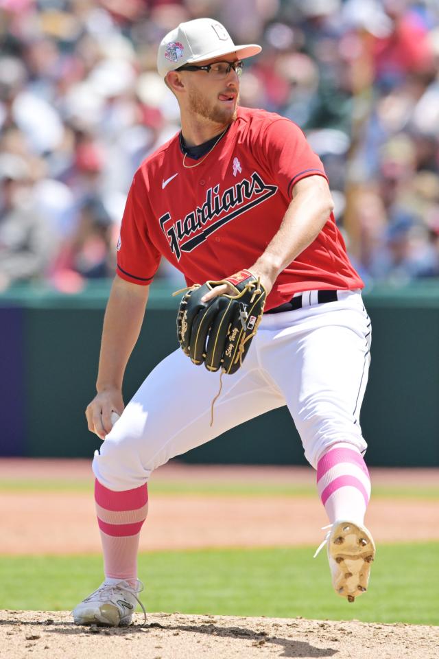 Naylor scores the go-ahead run in the 8th inning, the Guardians