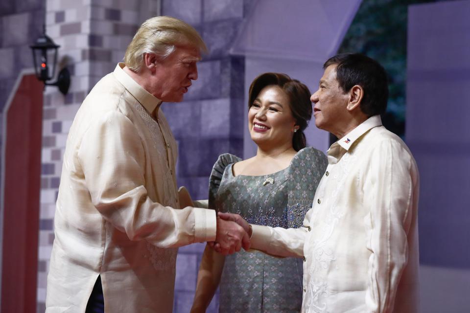 <p>Trump saluda a Duterte y a su mujer Honeylet Avancena. EFE/EPA/ALEX ELLINGHAUSEN </p>