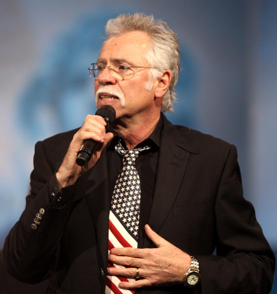 Joe Bonsall, the long-time tenor singer of the quintet Oak Ridge Boys, has died from the effects of amyotrophic lateral sclerosis.