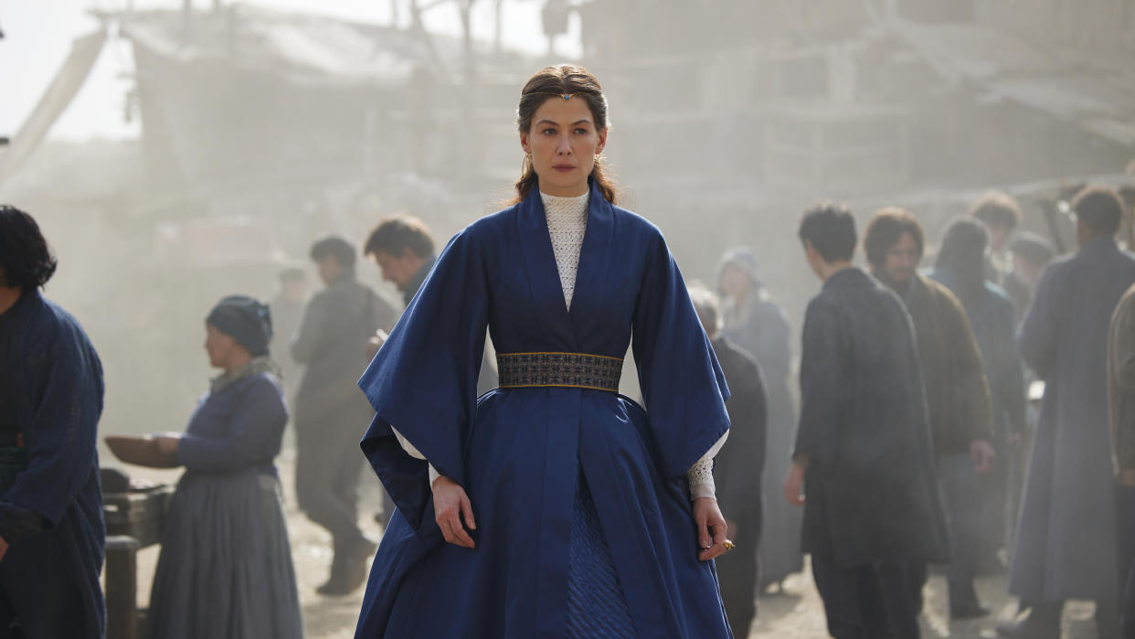  Rosamund Pike in her blue robe as Moiraine Damodred in The Wheel of Time season 2 