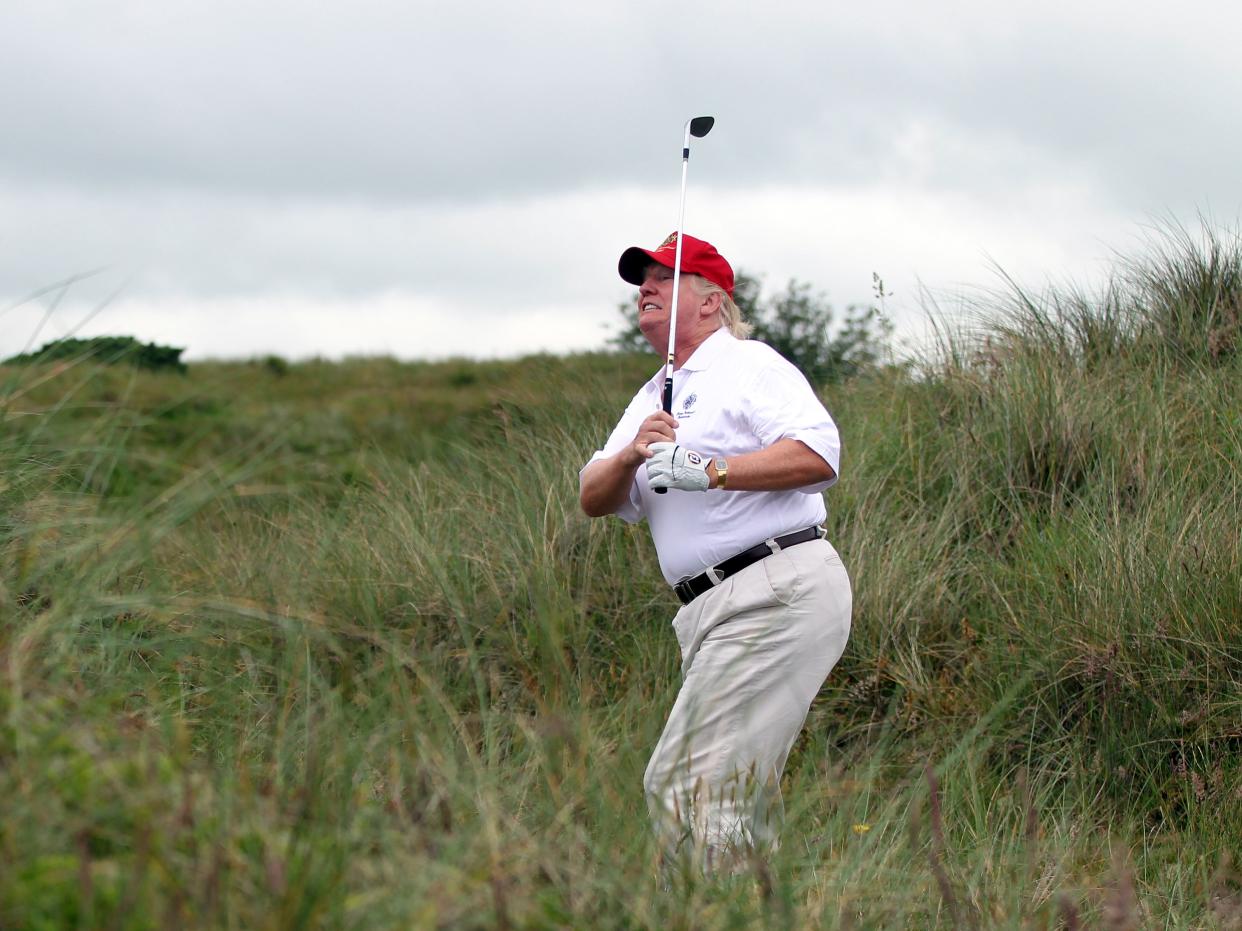 Donald Trump juega una ronda de golf después de la apertura del campo The Trump International Golf Links el 10 de julio de 2012 en Balmedie, Escocia. El controvertido curso de £ 100m se abre al público el domingo 15 de julio ((Getty Images))