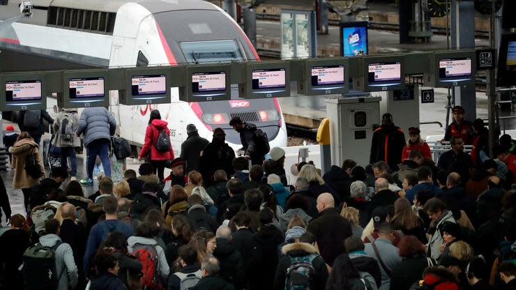 Am 30. und 31. Dezember sollen zwischen 45 und 50 Prozent der TGV-Hochgeschwindigkeitszüge fahren. Foto: dpa