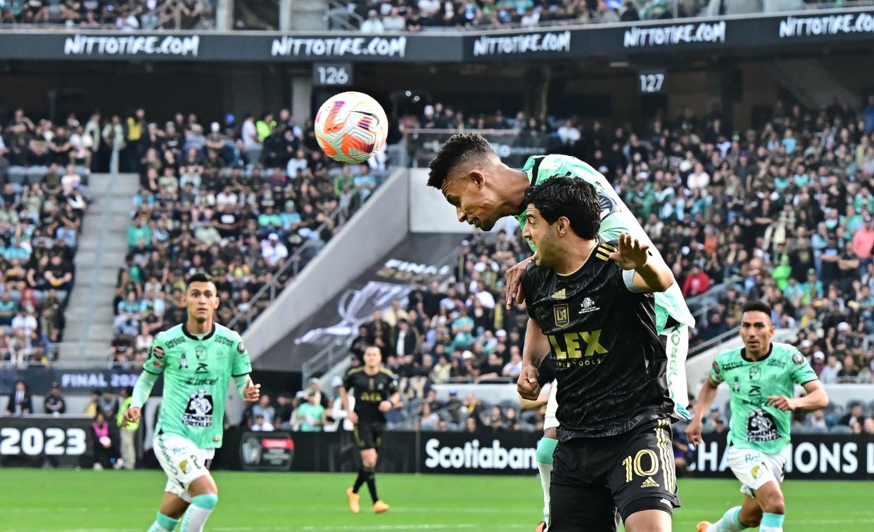 Carlos Vela enfrentando a William Tesillo, en la Final de la Concacaf Liga de Campeones 2023. (FREDERIC J. BROWN/AFP via Getty Images)