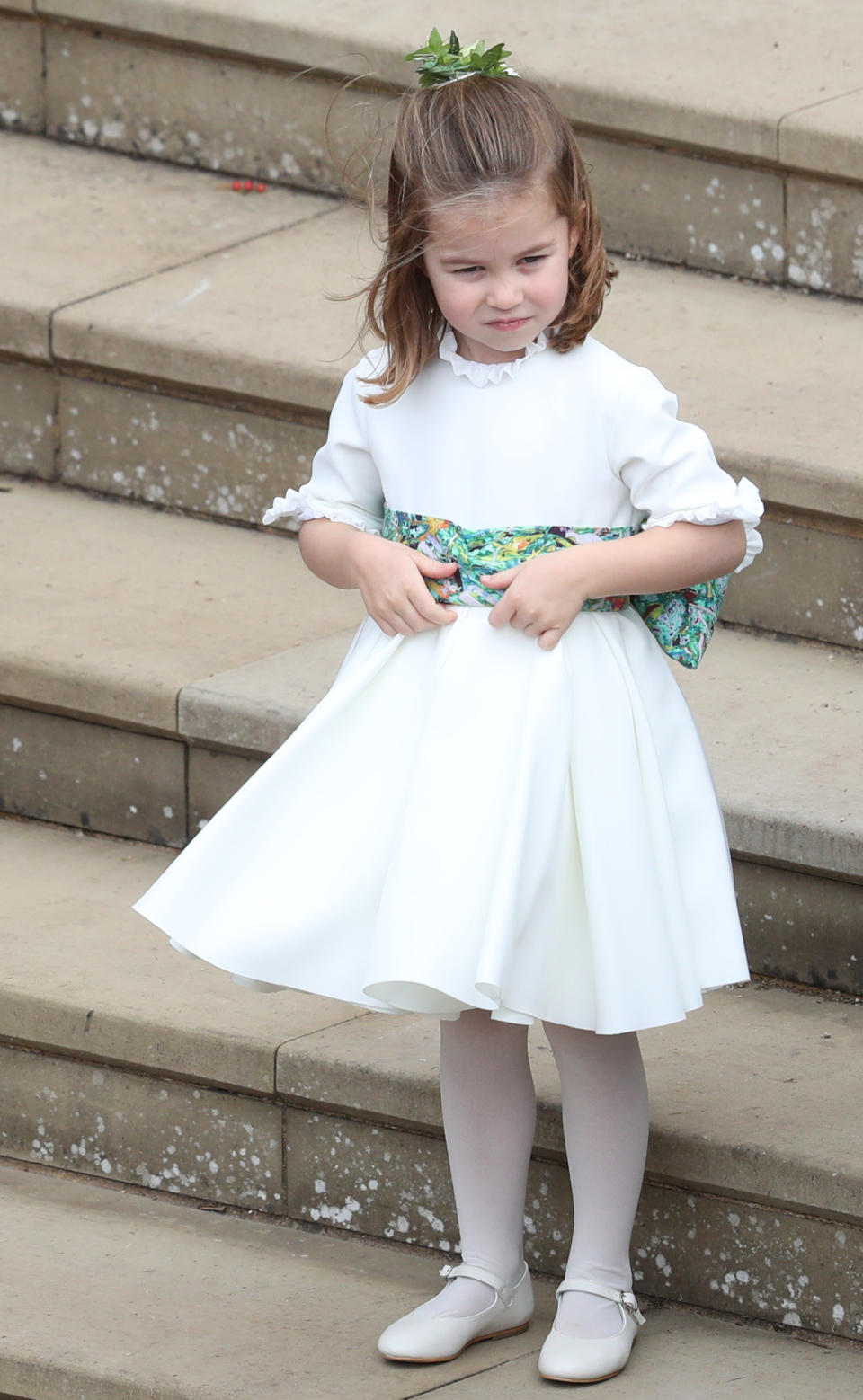 <p>La preciosa princesa Charlotte estuvo simpática y extrovertida con su vestidito blanco con tutú de tul para dar movimiento a la falda.</p> 