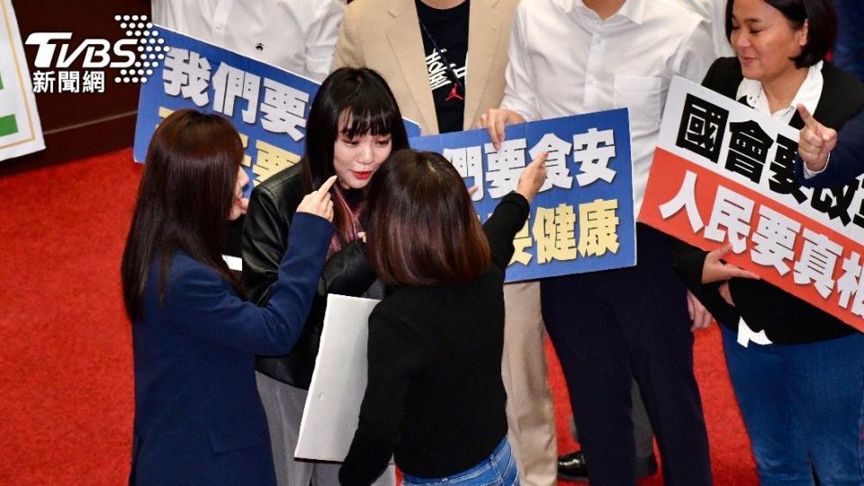 民進黨立委黃捷、藍委徐巧芯爆口角衝突。（圖／TVBS）