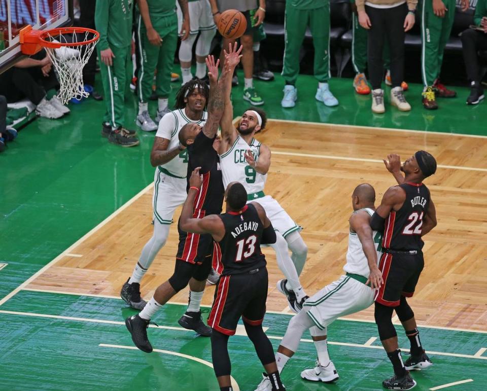 El jugador de los Celtics Derrick White (9) lucha el rebote con P.J. Tucker (izq.) del Heat de Miami, en el cuarto partido de la Final de la Conferencia Este celebrado el 23 de de mayo de 2022 en Boston.