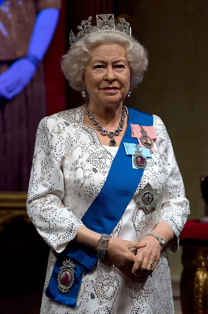 <p><span>Natürlich darf die Queen in London nicht bei Madame Tussauds fehlen. Mittlerweile finden sich sowieso die meisten royalen Persönlichkeiten in der britischen Hauptstadt in Wachs gegossen. Hier waren die Skulpturbildner vermutlich besonders gründlich – den royalen Unmut möchte man schließlich nicht auf sich ziehen. (Foto: Getty)</span> </p>