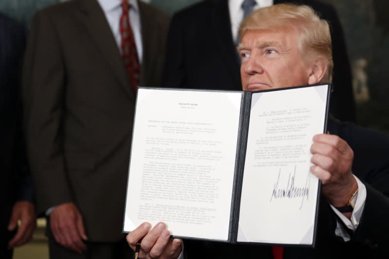 美國總統川普14日簽署備忘錄，授權美國貿易代表審查「中國貿易行為」，研究是否將展開正式調查。（AP）
