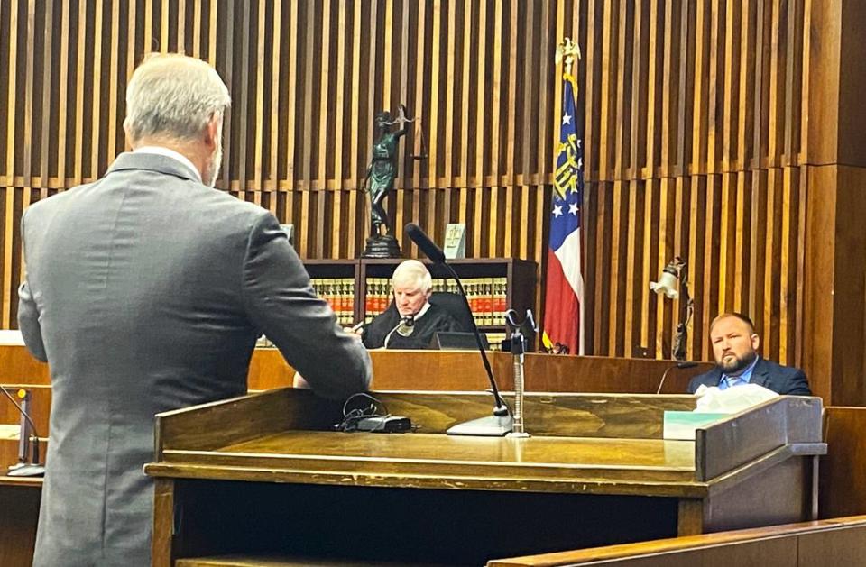 Chief Assistant District Attorney Don Kell, left, questions police Detective Sherman Hayes, right, as Judge Bobby Peters listens during Quincy Wade’s murder trial.