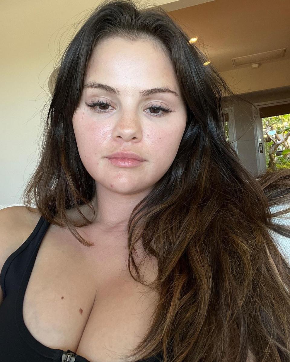 Selena Gomez Makeup Free Photos