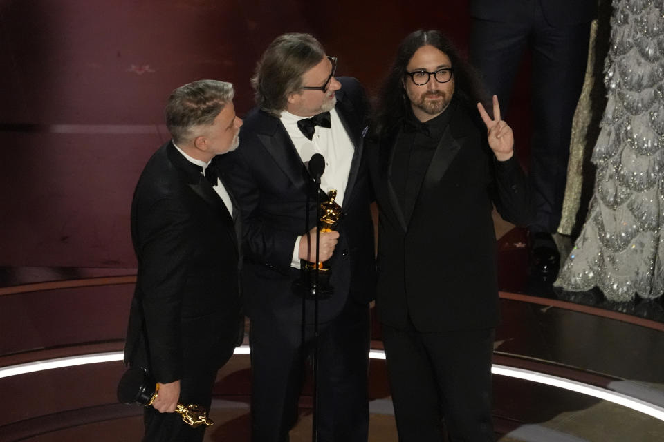 Dave Mullins, de izquierda a derecha, Brad Booker,y Sean Ono Lennon reciben el premio a mejor cortometraje animado por "War Is Over! Inspired by the Music of John & Yoko" en los Oscar el domingo 10 de marzo de 2024, en el Teatro Dolby en Los Ángeles. (Foto AP/Chris Pizzello)
