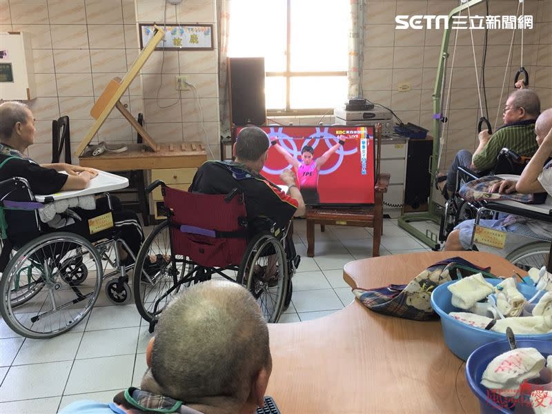 舉重女神郭婞淳低調行善，澎湖鄉親守在電視機前為她加油打氣。（圖／取自澎湖縣長賴峰偉臉書）