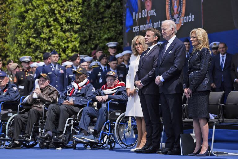 Los Biden y los Macron, junto a veteranos, en Normandía