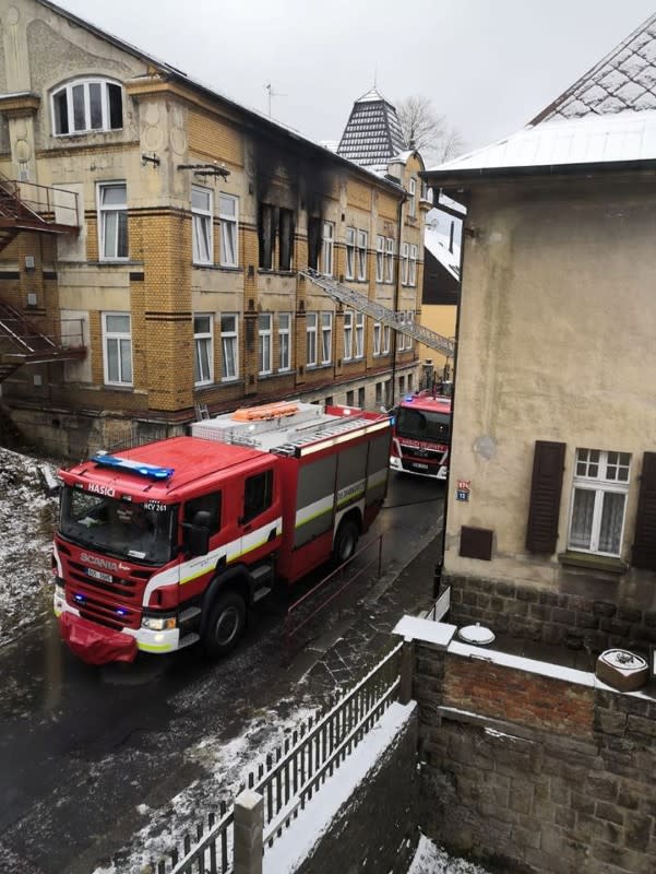 Un camión de bomberos estacionado junto al centro para personas con discapacidad afectada por un incendio, en Vejprty, República Checa, el 19 de enero de 2020