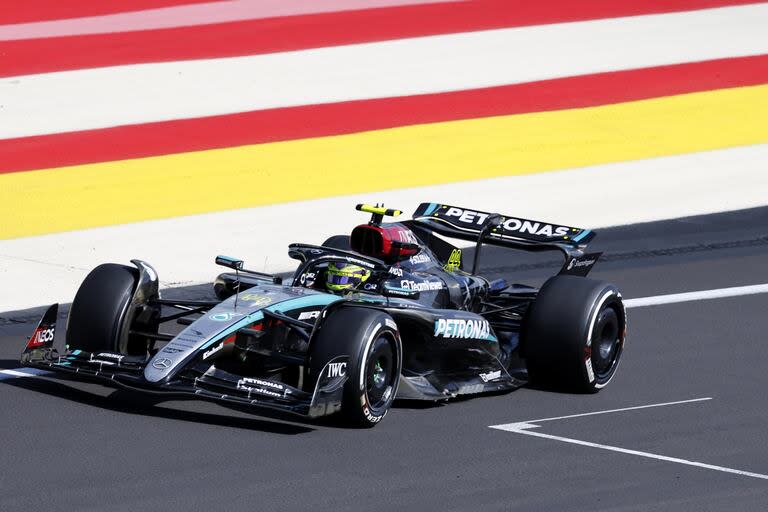 En Silverstone, Lewis Hamilton rompió la serie negativa sin victoria en la Fórmula 1 y ahora en Spa-Francorchamps enseña su vigencia con un triunfo que solventó con sobrepasos en la pista y heredó en los despachos, tras la desclasificación de George Russell 