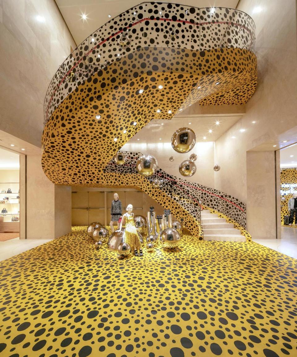 一踏進店內，中庭挑高區彩繪期間限定的黃色迷幻波點藝術裝置，呈獻與日本藝術家草間彌生聯名合作系列。（路易威登提供）