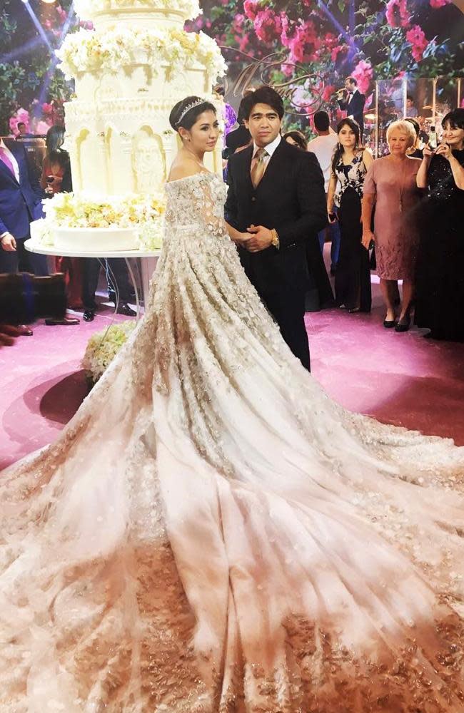 Hay vestidos de novia caros y luego está el que lució Madina Shokirova para casarse con su príncipe azul. Y es que esta rusa dijo ‘sí quiero’ con un diseño de Ralph & Russo… ¡valorado en 630 mil dólares! Pero ser la hija de un magnate del petróleo, no solo le permitió llamar la atención de las redes con su traje, además el pastel de su boda fue una obra gigante de 3 metros de altura (10 pies) creada por el famoso repostero y ex boxeador Renat Agzamov. Foto: Instagram.com/yanabogorad