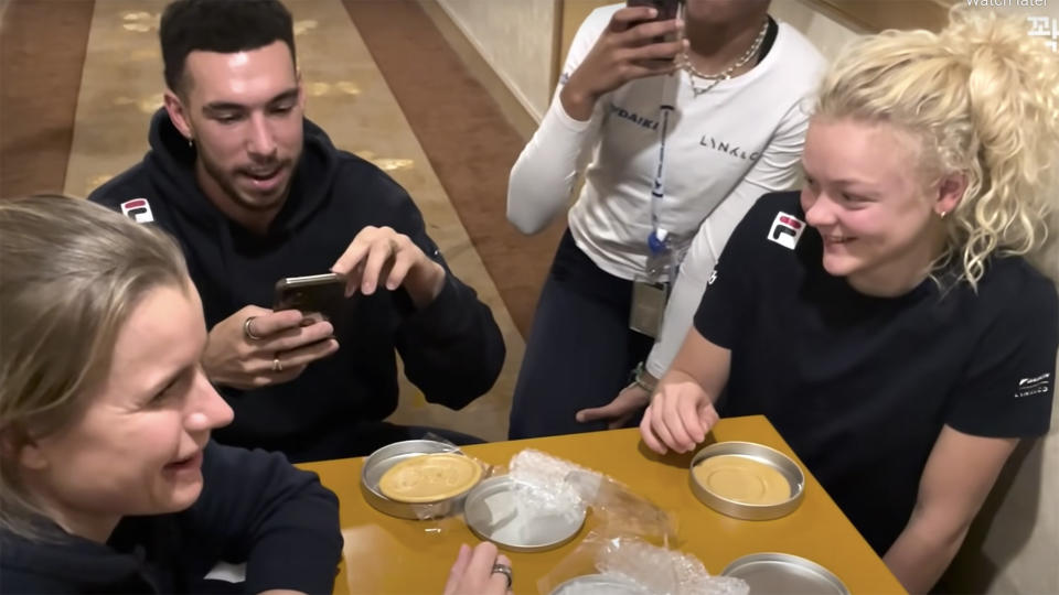 Members of the Dutch speed skating team found a creative way to pass some time in the Olympic village. (Photo via Kwakyoongy/YouTube)